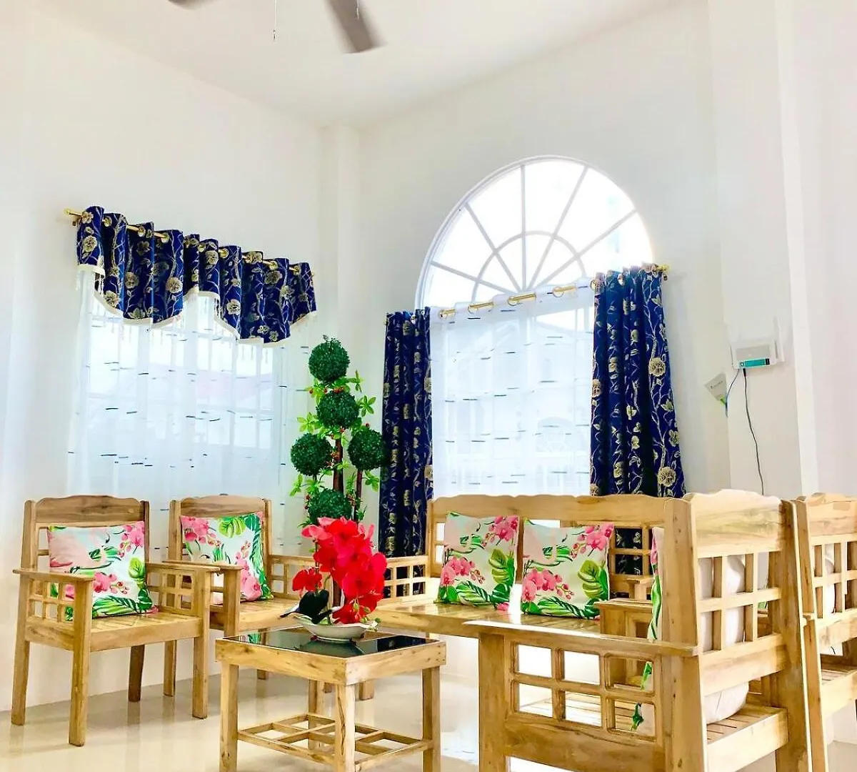 Holiday home Eds Spacious 3-Bedroom 2-Full Bathroom House With Wifi, Ac And Pool Tinago