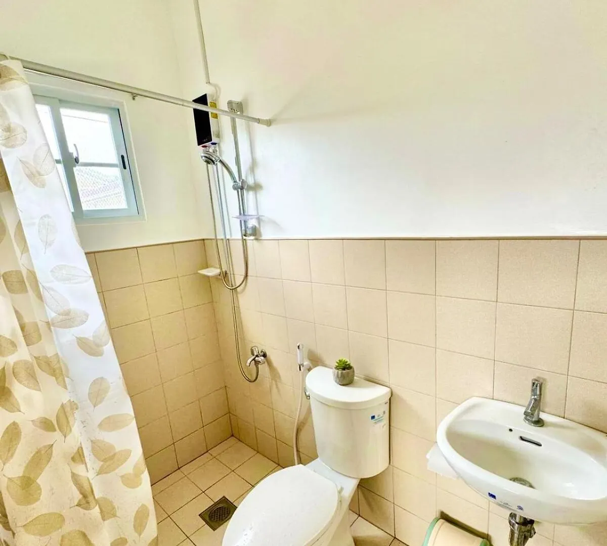 Eds Spacious 3-Bedroom 2-Full Bathroom House With Wifi, Ac And Pool Tinago 0*,  Philippines