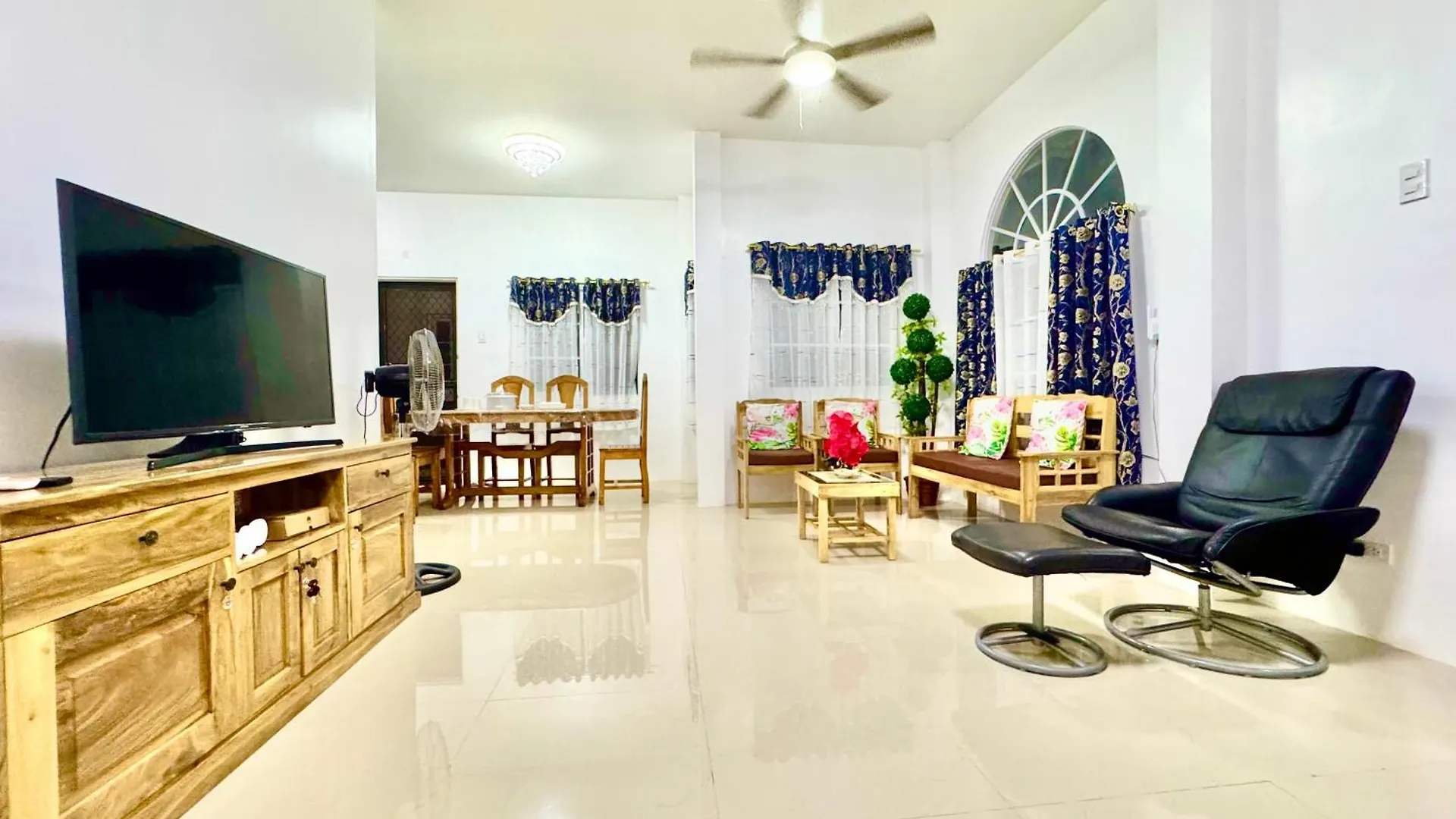 Holiday home Eds Spacious 3-Bedroom 2-Full Bathroom House With Wifi, Ac And Pool Tinago