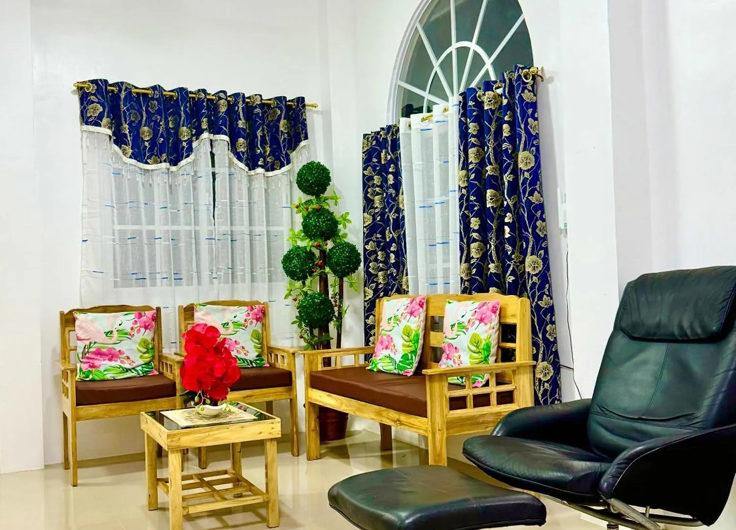 Eds Spacious 3-Bedroom 2-Full Bathroom House With Wifi, Ac And Pool Tinago 0*,  Philippines