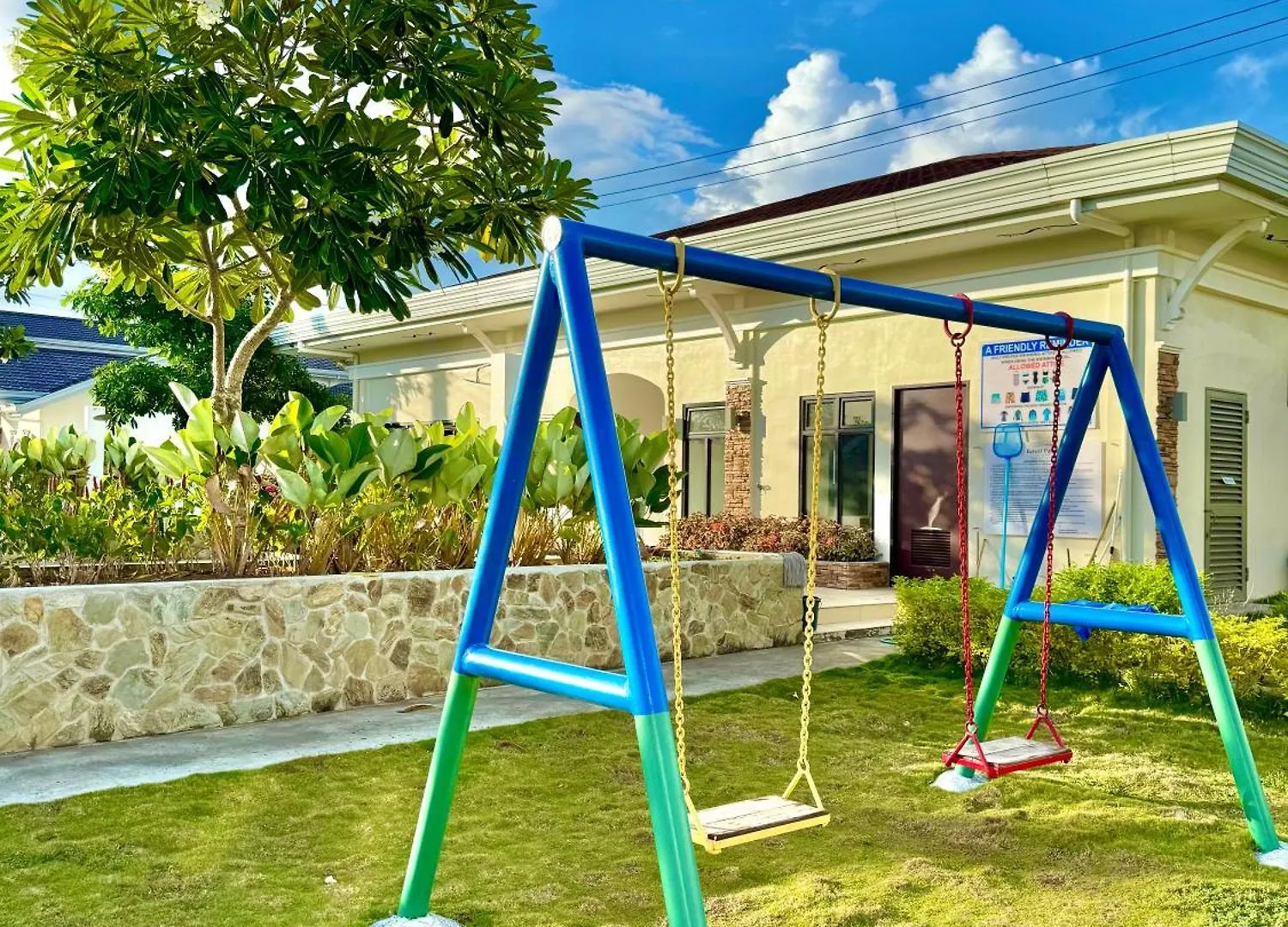 Eds Spacious 3-Bedroom 2-Full Bathroom House With Wifi, Ac And Pool Tinago Holiday home